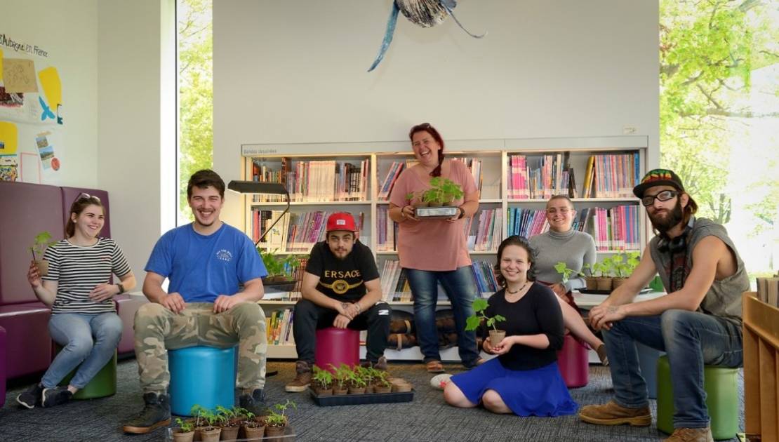 La Bibliothèque de Montmagny traverse 2021 avec succès Mélanie Moreau (debout) en compagnie de sa cohorte de jeunes du CJE (crédit: Jean Beaulieu.)