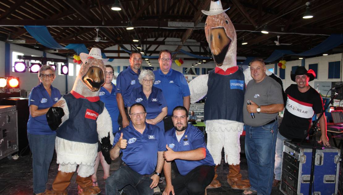 Un premier weekend pré-festival sous le thème country Les mascottes Pampam et Pampinot se sont jointes au comité organisateur. On voit aussi sur la photo, Pierre Poirier et Jonathan Godin, chanteurs.