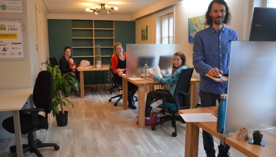 Des nouveaux aménagements pour Espace Ko Julie Turcotte, Virginie Guibert, sa fille Jasmine et Ian Chartrand dans les nouvelles installations.