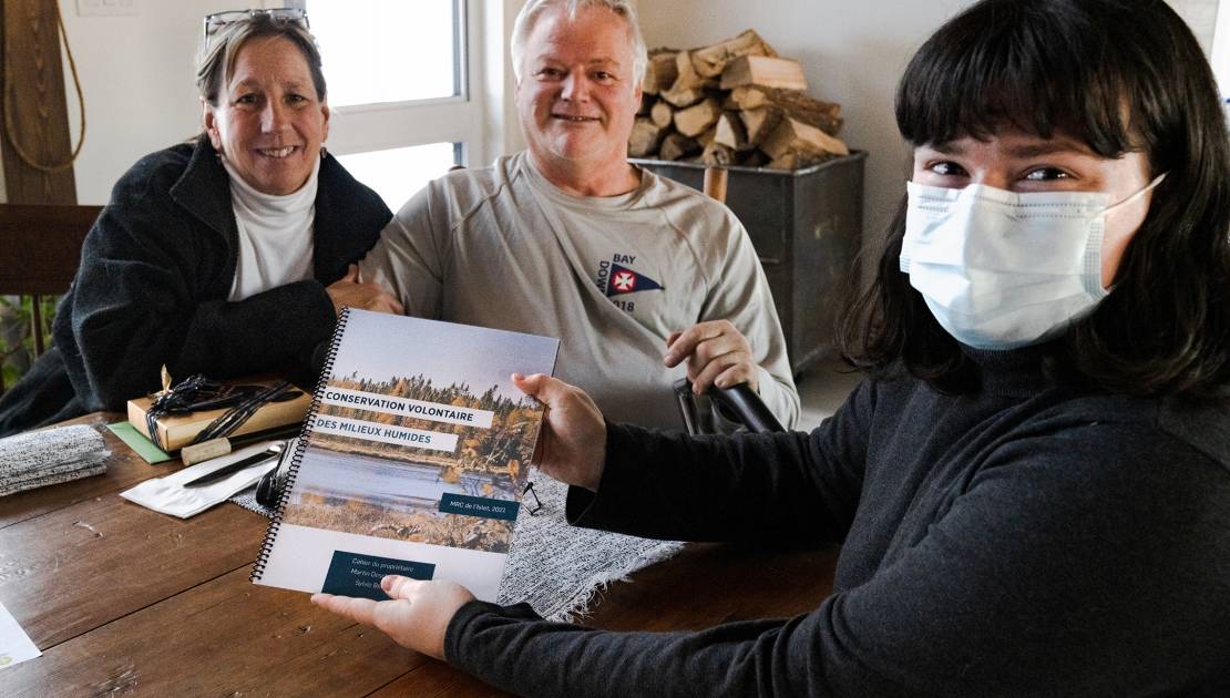 Neuf propriétaires sensibilisés à la conservation des milieux humides Un couple propriétaire qui a participé au projet, Sylvie Bélanger et Martin Deschênes, ainsi que Gabrielle Dutil, chargée de projets en conservation à l’Association forestière des deux rives. (Photo de courtoisie)