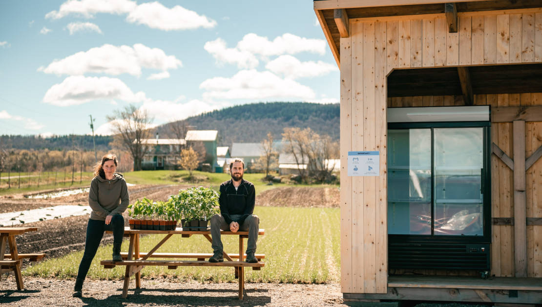 Nouveau kiosque à légumes biologiques en formule libre-service Les fondateurs de la ferme, Guylaine Tourigny et Jean-Simon Mercier. (Crédit photo: DanielTphoto)