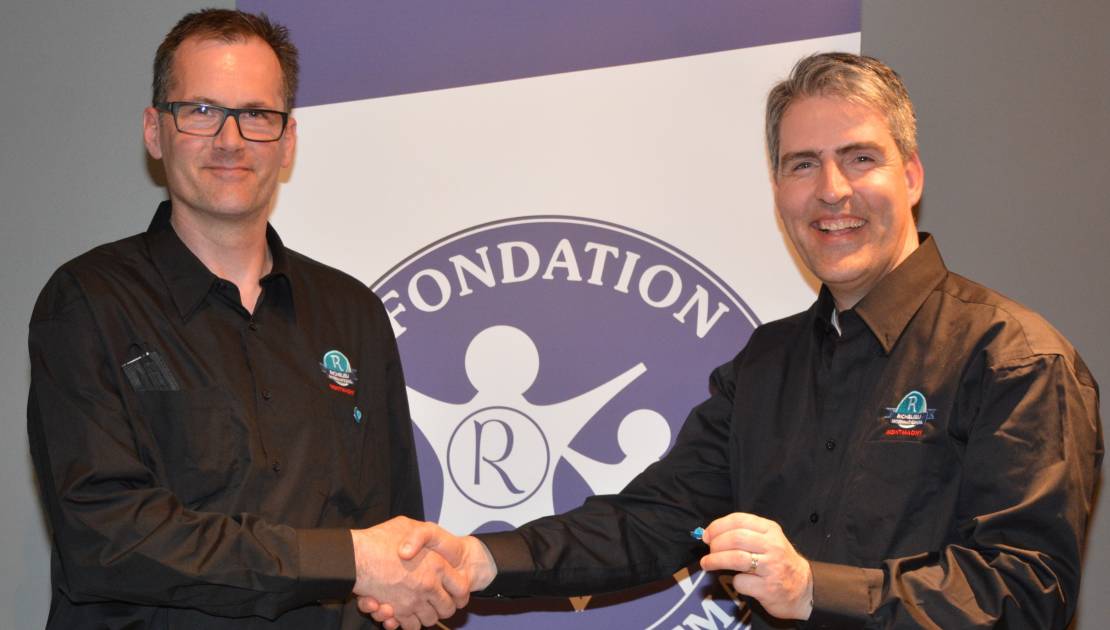 Michel Lechasseur intronisé membre du club Richelieu Montmagny André Chamberland, le vice-président aux œuvres, en compagnie de M. Lechasseur. (Photo de courtoisie)