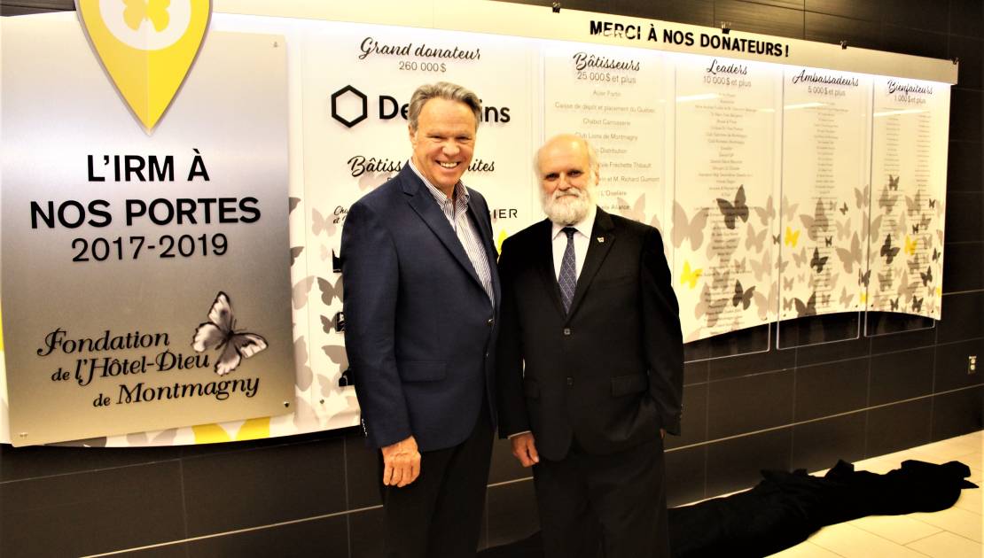 Dévoilement de la murale en hommage aux donateurs pour l’IRM La murale en hommage aux donateurs devant laquelle posent le président de la campagne, Richard Guimont et le président de la Fondation, Ghislain Lepage.