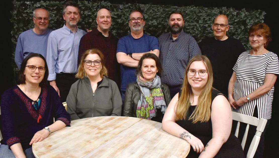 Les Voisins en vedette sur les planches magnymontoise La distribution et une partie de l’équipe technique de la pièce.