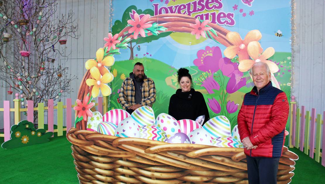 Une mini-ferme pour la célébration de Pâques à la place Montel Gino Dufour, horticulteur au Service des travaux publics et des infrastructures de la Ville de Montmagny, Isabelle Normand, directrice de la Société de développement économique, et Bernard Boulet, maire de Montmagny à la Place Montel. (Crédit photo: Communications Montmagny)