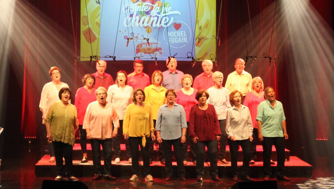 De la diversité pour le 54e spectacle d'Hallélou La troupe a ouvert le spectacle avec la chanson Chante de Michel Fugain.