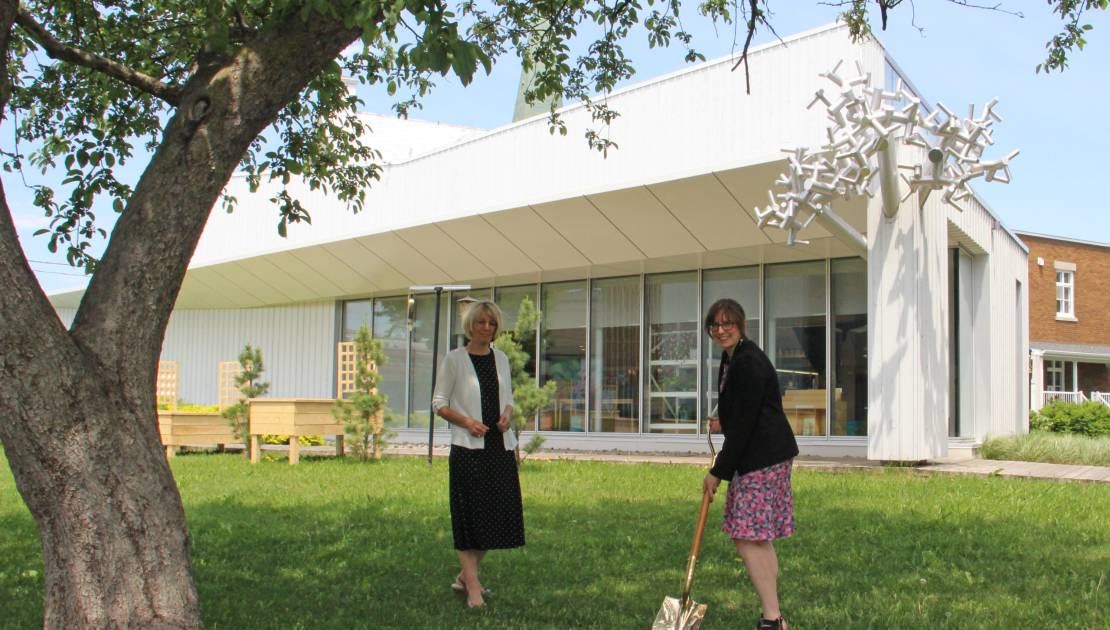 Fêtes du 375e : collecte de messages pour la création d’une capsule temporelle La présidente de la Corporation de la bibliothèque municipale de Montmagny, Mme Sonia Godbout, en compagnie de la députée de Côte-du-Sud, Mme Marie-Eve Proulx. Elles sont situées à l’endroit où sera enfouie la capsule temporelle l’automne prochain. (Photo de courtoisie)
