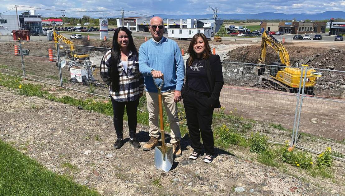 50 nouveaux logements à la Place Florimay Le promoteur Jean-Yves Fortin entouré de ses filles et partenaires, Catherine (comptable) et Laurence (coordonnatrice du projet). (Photo de courtoisie)