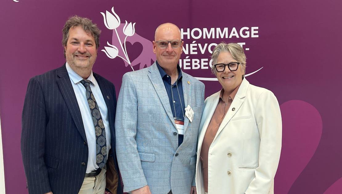Jessy Croteau reconnu aux prix Hommage bénévolat-Québec M. Croteau a reçu son prix des mains de la ministre responsable de la Solidarité sociale et de l’Action communautaire, Chantal Rouleau.
