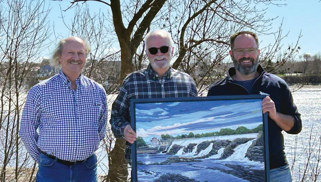 Montmagny accueillera la première édition de L’envolée de pinceaux Michel Lemire, artiste et collaborateur, Réal Fontaine, directeur artistique et peintre qui a réalisé la toile qui est l’image d’appel du symposium, et Patrick Morency, coordonnateur culturel et touristique à la Ville de Montmagny. (Photo de courtoisie)