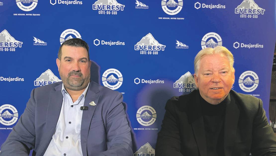 Le hockey international à l’honneur à Montmagny M. Daniel Boulet, président de L’Everest et M. Kevin Figsby, commissaire de la Ligue de hockey junior AAA.