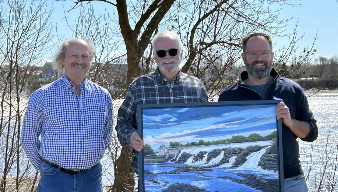 Montmagny accueillera la première édition de L’envolée de pinceaux les 14 et 15 juin Michel Lemire, artiste et collaborateur, Réal Fontaine, directeur artistique et peintre qui a réalisé la toile qui est l’image d’appel du symposium, et Patrick Morency, coordonnateur culturel et touristique à la Ville de Montmagny. (Photo de courtoisie)