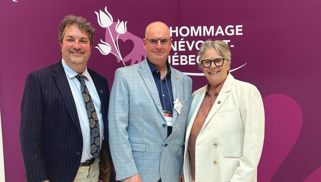 Hommage au bénévolat de Jessy Croteau M. Croteau a reçu son prix des mains de la ministre responsable de la Solidarité sociale et de l’Action communautaire, Chantal Rouleau. À gauche, le député Mathieu Rivest.