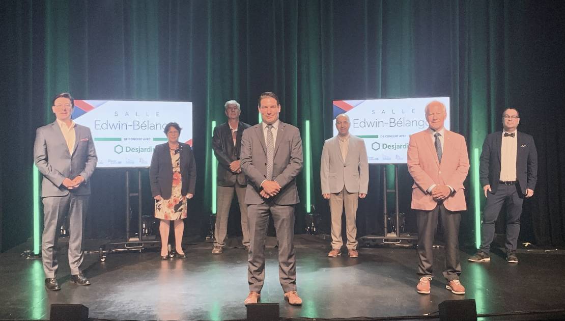 Desjardins investit 1M$ dans le Complexe sportif et culturel en santé durable Dans l’ordre habituel : Marc Villeneuve du Fonds du Grand Mouvement, Jocelyne Caron, préfet de la MRC de Montmagny, René Laverdière, préfet de la MRC de L’Islet, Steeve Ouellet, directeur général de la Caisse Desjardins de la MRC de Montmagny, Jean-Marc Jean, directeur général du Centre de services scolaires de la Côte-du-Sud, Bernard Boulet, maire de Montmagny et Christian Noël, directeur général des Arts de la scène.