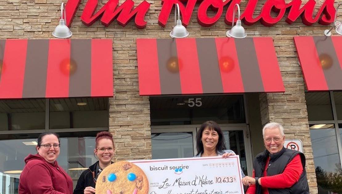 Campagne Biscuit Sourire : 10 633 dollars remis à La Maison d’Hélène De gauche à droite, la gérante du restaurant de St-Pierre, Mme Patricia Guillemette, suivi de celle de Montmagny, Mme Fanny C. Pelletier ainsi que Mme Annie Pelletier, directrice générale de La Maison d’Hélène et Hélène Caron fondatrice. (Crédit photo: Hélène Caron)