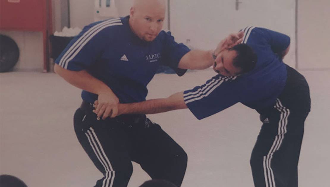 L'atypique parcours professionnel de Jonathan Filteau M. Filteau enseignant les techniques de combat rapproché.
