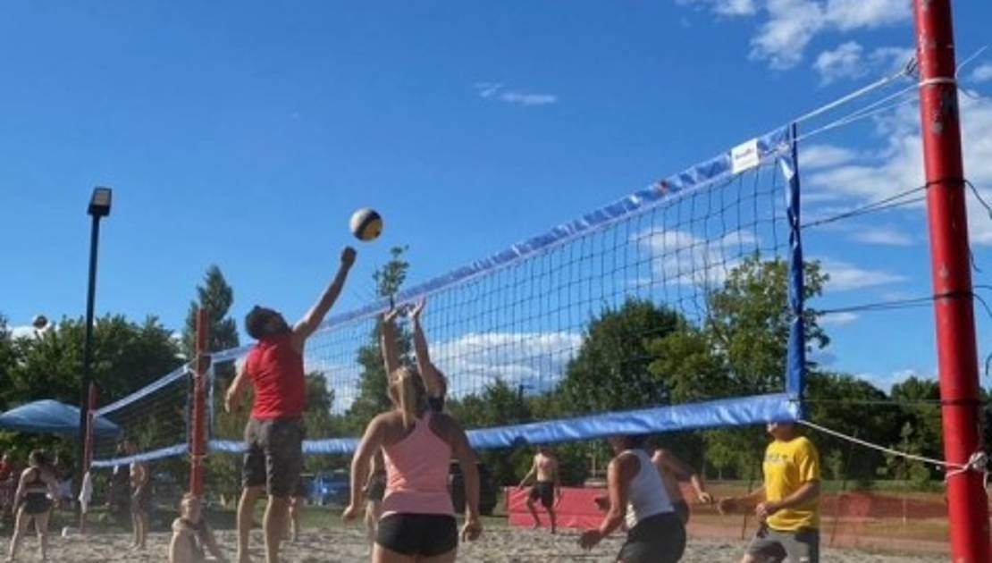 Un succès pour le tournoi de volley-ball au parc Saint-Nicolas Photo de courtoisie.