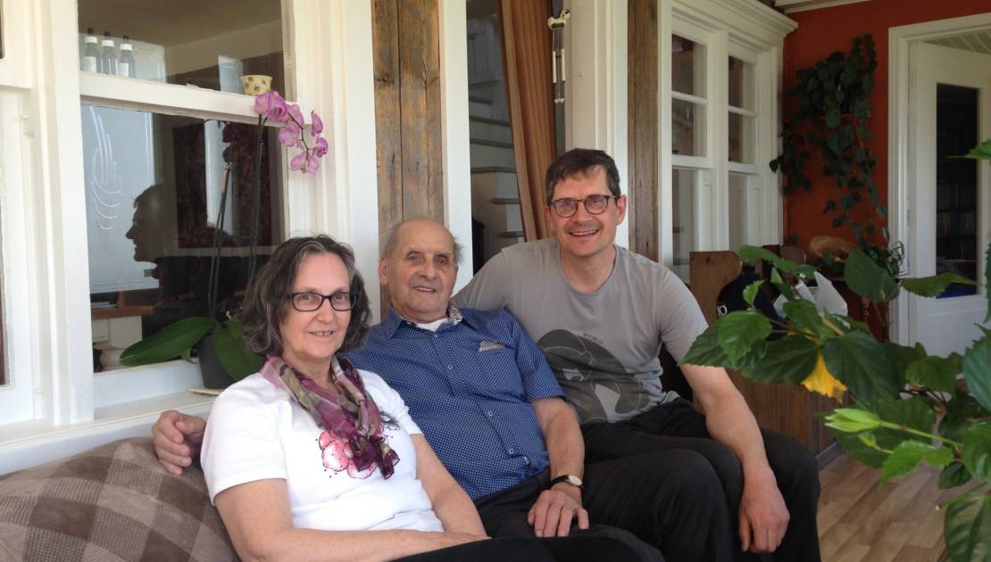 Émouvantes retrouvailles à la Ferme Le Goglu de Saint-Pierre Mme Carmelle St-Vincent en compagnie de MM. Serge et Maurice Gagnon.