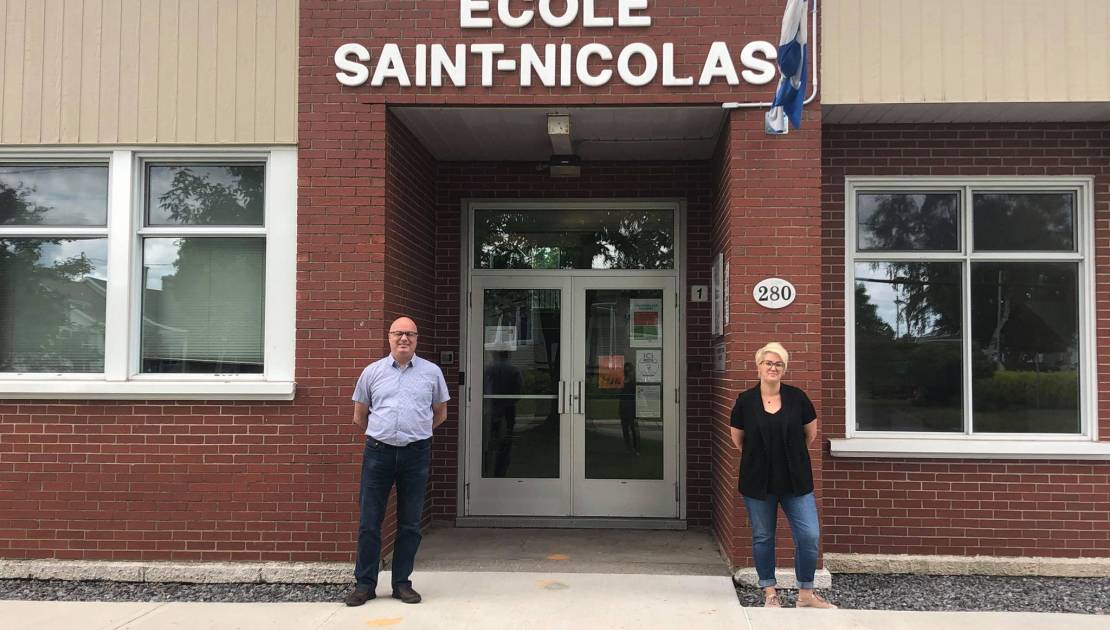 Un déménagement temporaire à l’école Saint-Nicolas Réjean Lauzier, directeur de l'école et Mylène Caron, responsable du service de garde.