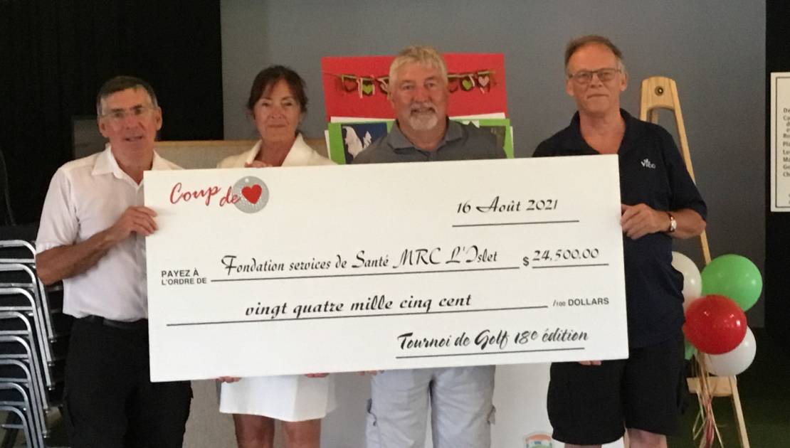 24 500 $ pour les services de santé de la MRC de L’Islet Dans l’ordre habituel, M. Michel Pelletier, président de la Fondation des Services de Santé de la MRC de L’Islet et membre du comité organisateur de la journée Coup de Cœur 2021, Mme Chantal Caron de Saint-Jean-Port-Joli, personnalité Coup de Cœur 2021, M. Pierre Beauregard, directeur général de Promutuel Assurance Montmagny-L’Islet et président du comité organisateur de la journée Coup de Cœur 2021 et M. Jean-Pierre Dubé, trésorier du comité organisateur de la journée Coup de Cœur 2021 (Crédit : Promutuel Montmagny-L’Islet.)