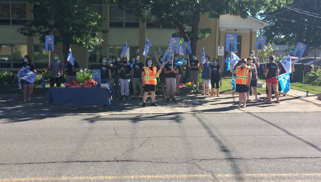 Première journée de grève pour les enseignants de la région Lécole primaire Beaubien ce matin.