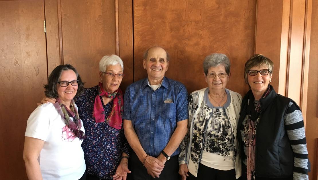 Émouvantes retrouvailles à la Ferme Le Goglu de Saint-Pierre Les deux sœurs, Mmes Carmelle St-Vincent (à gauche) et Gisèle Lanouette (à droite), entourent Mme Jeannette Bélanger, M. Maurice Gagnon et Mme Lucienne Gagnon, tous des cousins et cousines propres de leur mère, Mme Marie Gagnon, décédée en 1997.