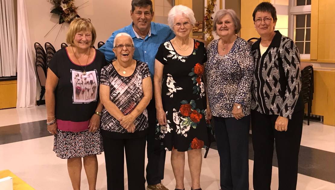 Saint-Pamphile honore ses travailleurs en or! De gauche à droite, Mmes Marthe Dupont et Suzanne Caron, M. Mario Leblanc, maire, Mmes Suzanne Fournier, Suzanne Miville et Marlaine Leclerc.