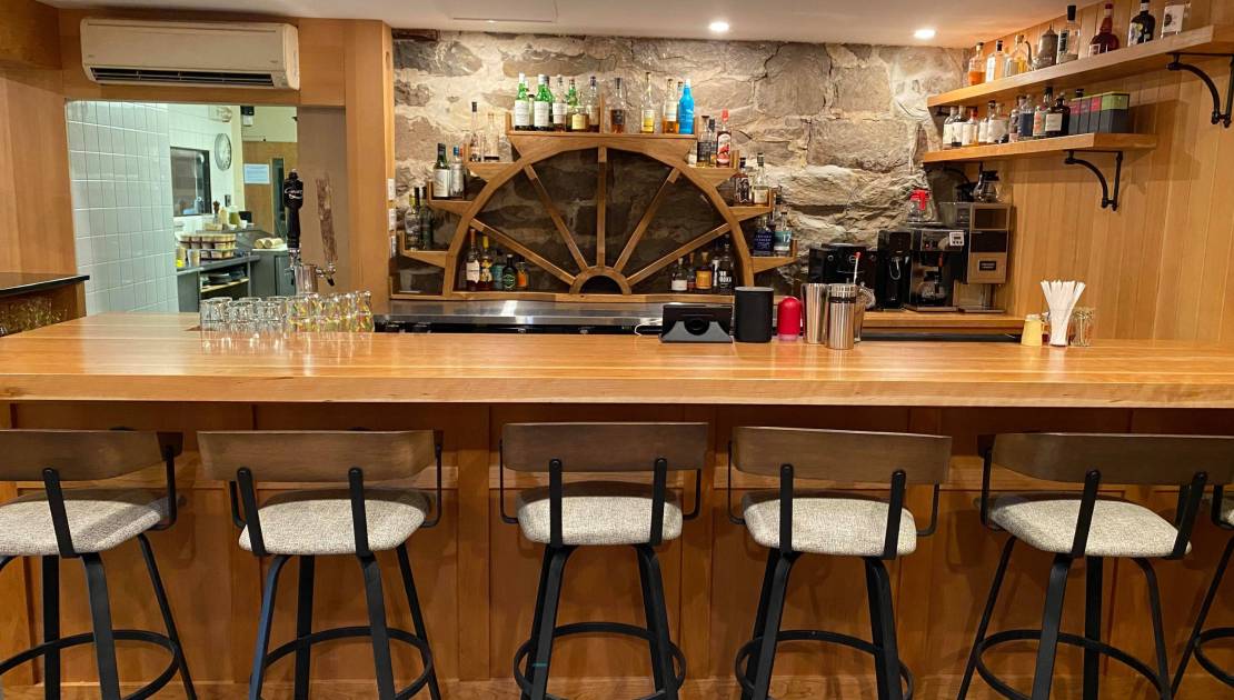 Nouveau départ pour l’Auberge des Glacis Le bar et la nouvelle roue. Crédit photo: Auberge des Glacis.