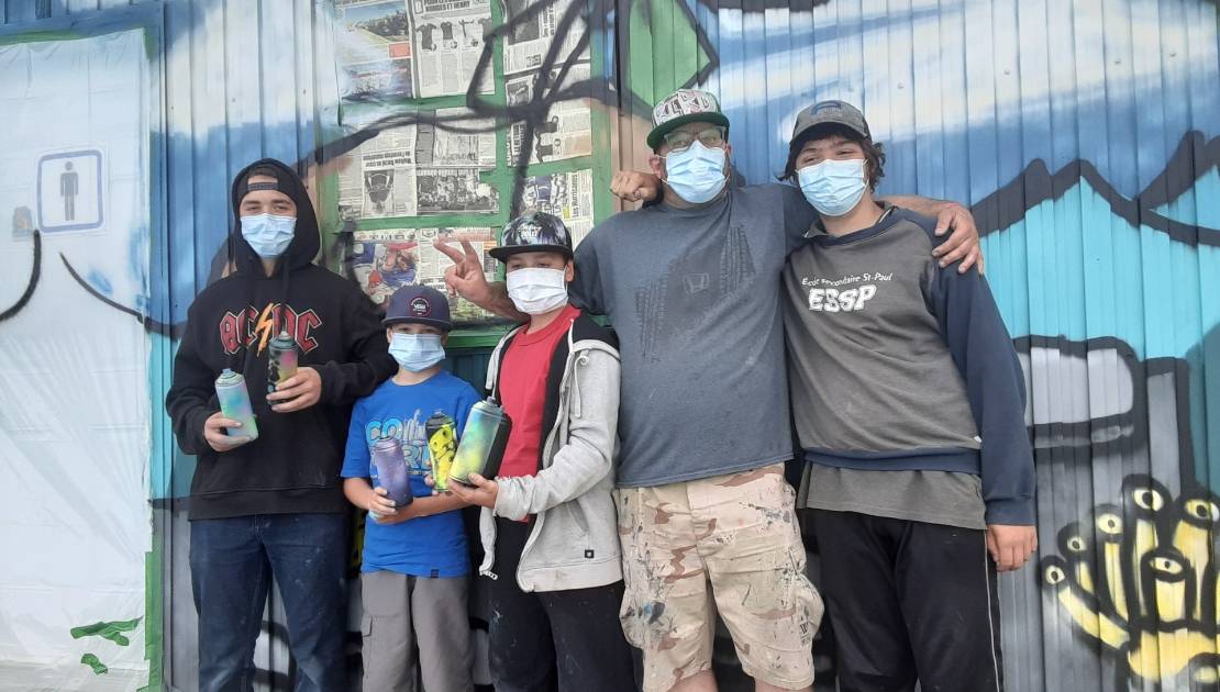 Des fresques pour sensibiliser les jeunes aux conséquences du cannabis De gauche à droite: Johnny Pilotte, Thomas Lemelin, William Pilotte, Bird2 et William Pelletier. (photo de courtoisie)