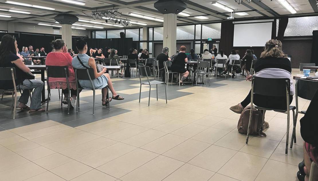 Projet de redéploiement scolaire : des inquiétudes chez plusieurs parents Il y avait environ 150 parents pour la consultation publique du 11 juin à l’École secondaire Louis-Jacques-Casault.
