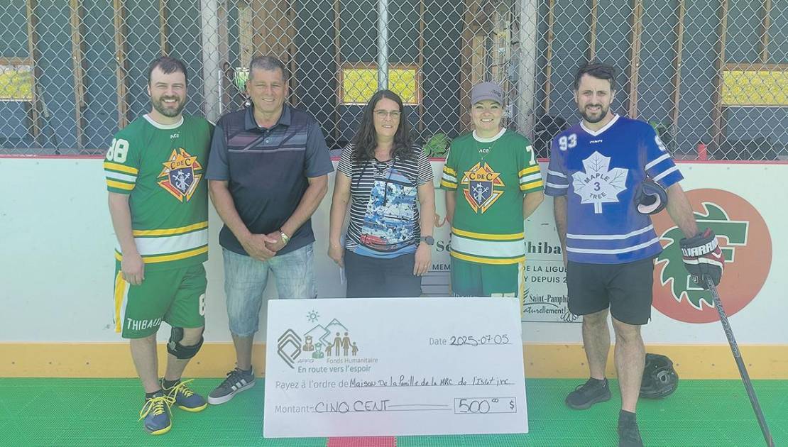 Match amical opposant les employés municipaux et la Sûreté du Québec Un montant de 1000 $ a été remis. Photo de courtoisie.