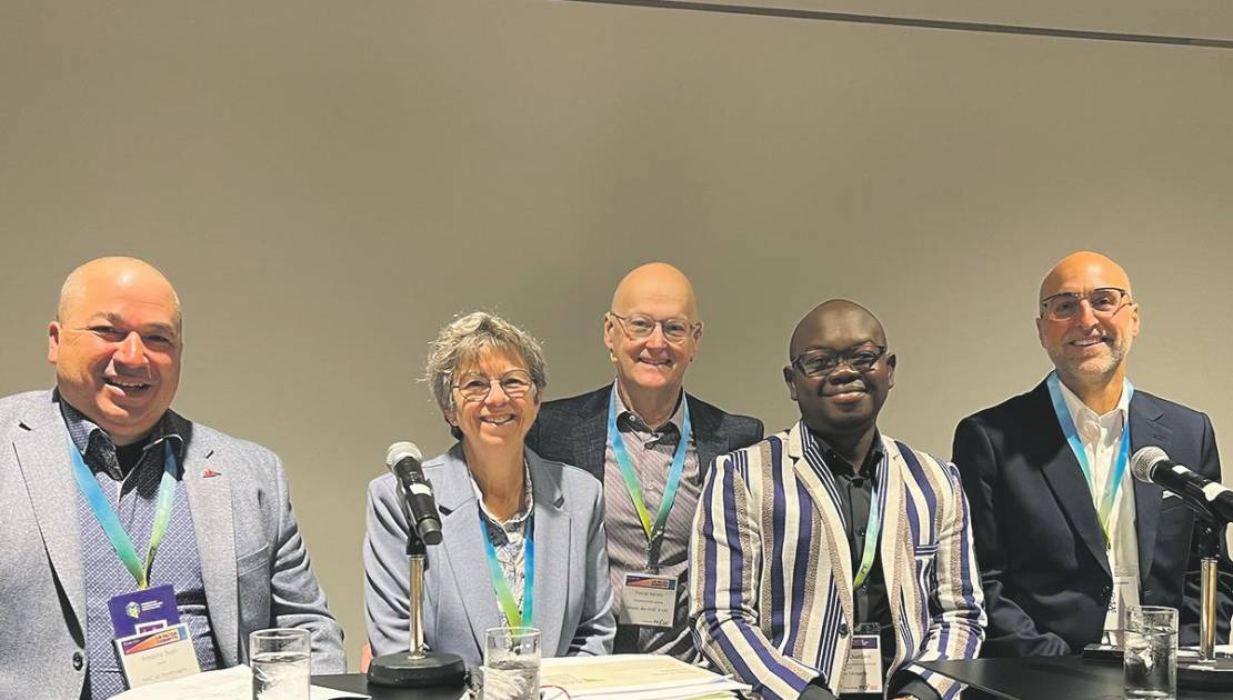 La billetterie mobile fait le tour du Québec Le panel d’animateur au congrès de la Fédération québécoise des municipalités. Photo de courtoisie.