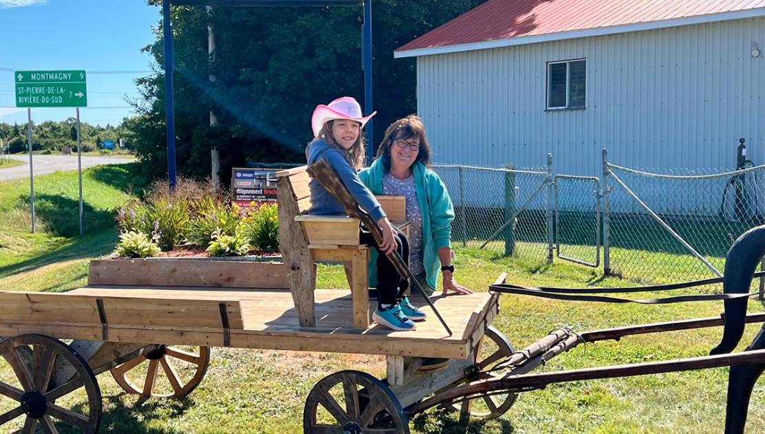 Les vacanciers au rendez-vous dans les campings La directrice générale du Camping Coop des Érables, en compagnie de sa petite fille sur les installations pour l’événement country. Crédit photo : Édouard Bérubé.