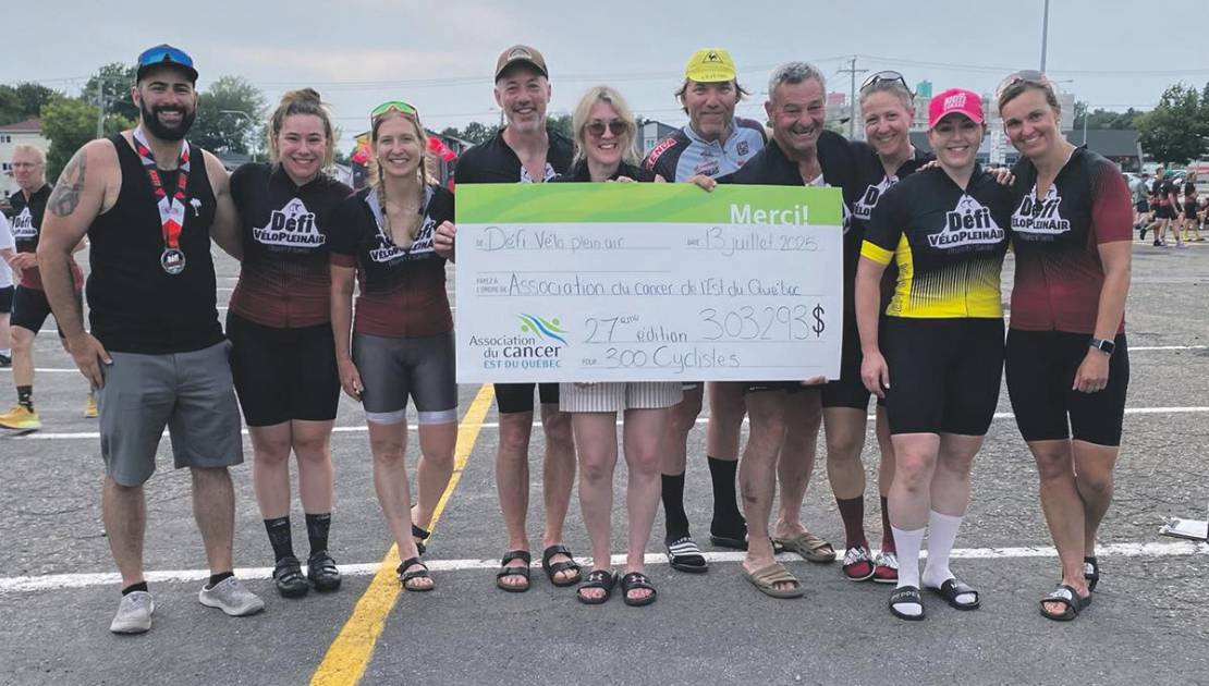 Un montant record de 303 293 $ pour la 27e édition du Défi Vélo Plein Air Un chèque de 303 293 $ a été remis à l’Association du cancer de l’Est du Québec. (Crédit photo : Défi Vélo Plein Air).