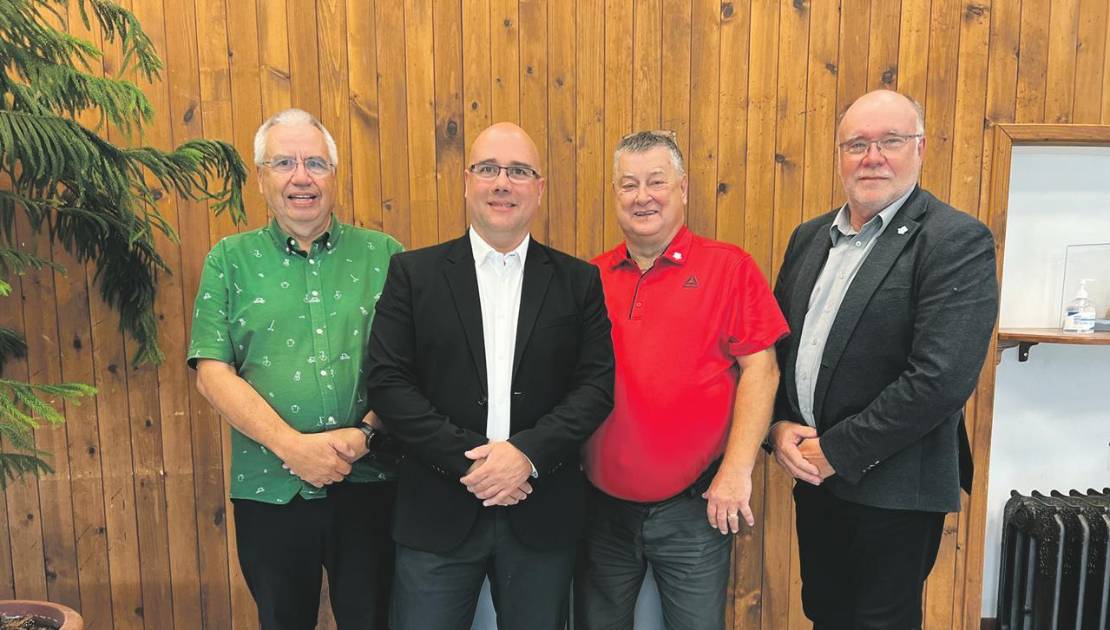 La conversion de l’horaire de faction des ambulanciers en vigueur dans la MRC de L’Islet-Nord De gauche à droite, Gilles Labrecque, Stéphane Lévesque, Jean-Pierre Lebel et Normand Caron. Crédit photo : Édouard Bérubé.