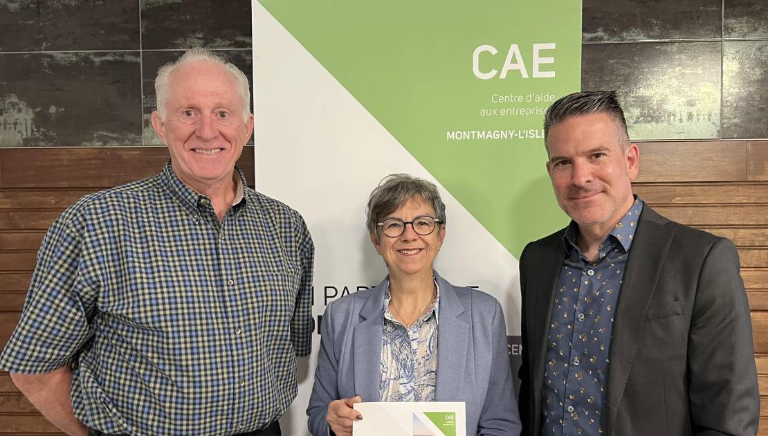 Changement de garde et année record au CAE Montmagny-L’Islet Denis Lavoie, président du conseil d’administration, et Mireille Thibault, directrice générale du CAE Montmagny-L’Islet, ainsi que Martin Paris, conseiller en développement économique, Rive-Sud Bureau d’affaires Québec-Chaudière-Appalaches à Développement économique Canada. (Photo de courtoisie)