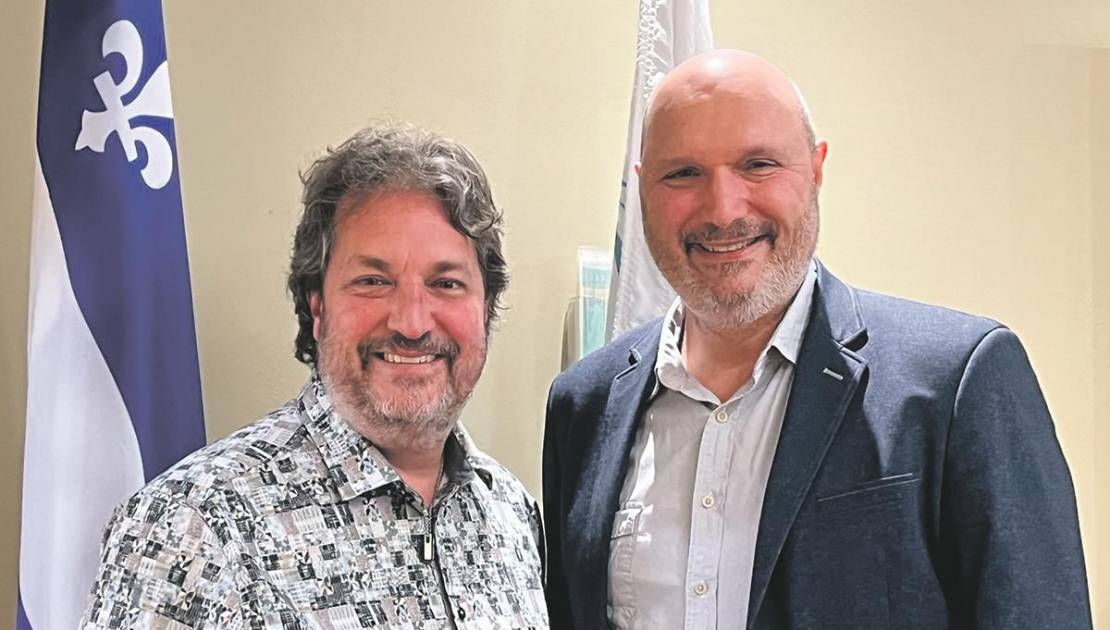 1M$ pour la piscine du Cégep de La Pocatière Mathieu Rivest, député de Côte-du-Sud et Steve Gignac, directeur général du Cégep de La Pocatière. (Photo de courtoisie)