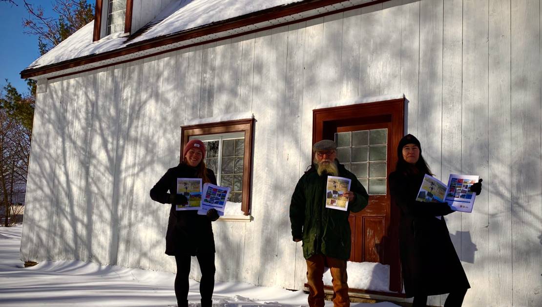 Les bâtiments agricoles de la MRC de L’Islet maintenant réunis dans un répertoire À partir de la gauche : Mme Catherine Langlois, urbaniste et aménagiste à la MRC de L’Islet, M. Marcel Lavoie, propriétaire du fournil récemment restauré et spécialiste en patrimoine, Mme Geneviève Paré, directrice du service de l'aménagement du territoire à la MRC de L’Islet