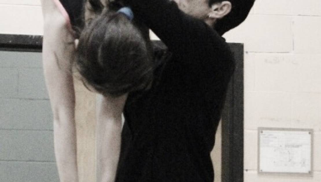 Magny-Gym modifie ses modalités d'inscription L'entraîneur, Brigitte Vézina, aide une gymnaste à la poutre.