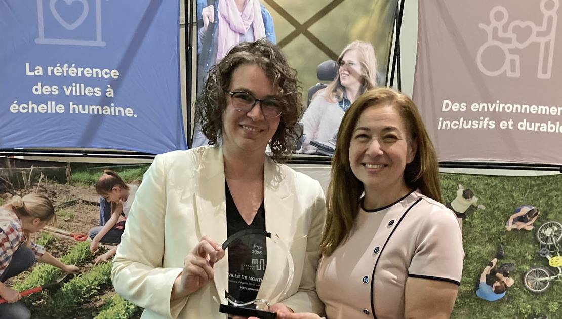 Montmagny décroche un prix pour sa politique d’égalité La conseillère municipale Gabrielle Brisebois recevant le prix Vivre ensemble des mains de la mairesse de Brossard et présidente d’Espace MUNI, Doreen Assaad, pour la Ville de Montmagny. (Photo de courtoisie)