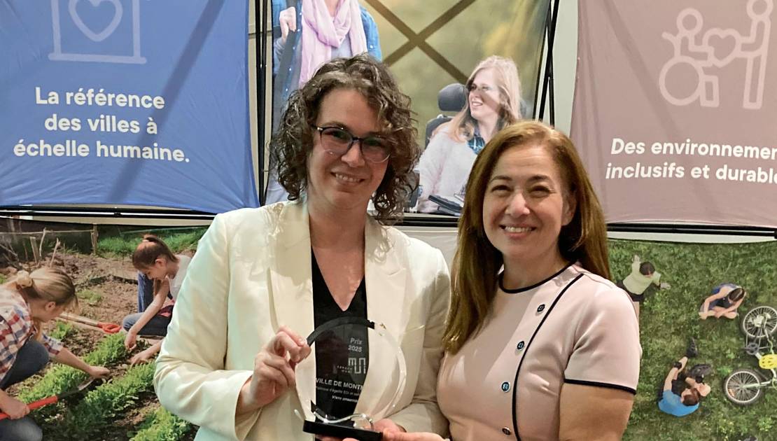 Montmagny décroche un prix pour sa politique d’égalité La conseillère municipale Gabrielle Brisebois recevant le prix Vivre ensemble des mains de la mairesse de Brossard et présidente d’Espace MUNI, Doreen Assaad, pour la Ville de Montmagny. (Photo de courtoisie)