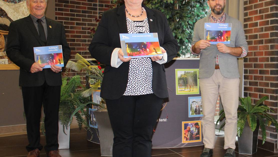 Quatre orientations pour enrichir le milieu culturel de Montmagny De gauche à droite, le maire suppléant, M. Bernard Boulet, la conseillère municipale représentante au comité de la culture, Mme Sylvie Boulet, et le coordonnateur des activités culturelles et patrimoniales à la Ville de Montmagny, M. Patrick Morency. (Crédit photo: Ville de Montmagny)