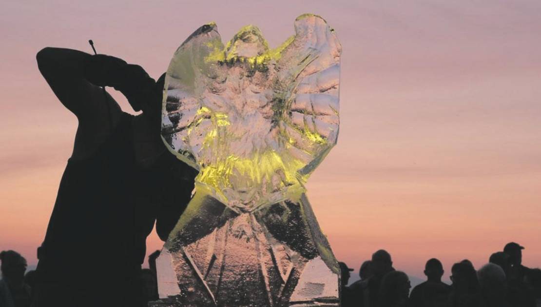 Une 13e édition colorée et familiale pour Sable et Glace L’Islet Les compétitions de sculpture de glace avaient lieu en soirée. Crédit photo : Anaïs Pelletier.