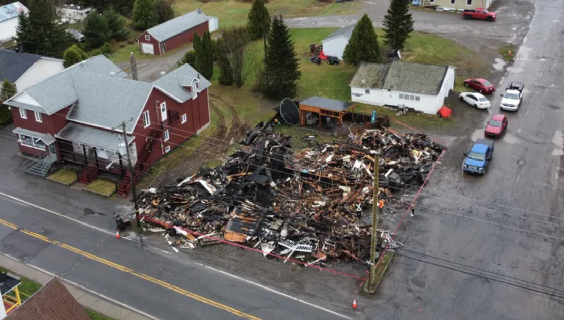 Élan de solidarité pour une famille de Tourville La résidence le lendemain de la tragédie. (Photo: Emmanuel Lord - Gofundme)