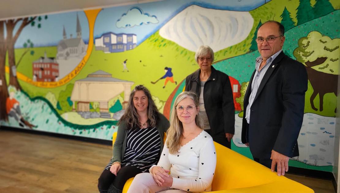 Une murale pour rendre hommage à Saint-Paul et ses résidents En bas, Rosalie Voyer, artiste, et Anick Soucy, MRC de Montmagny En haut, Claudette Aubé et Alain Talbot respectivement DG et maire de la municipalité de Saint-Paul-de-Montminy. (Photo de courtoisie)