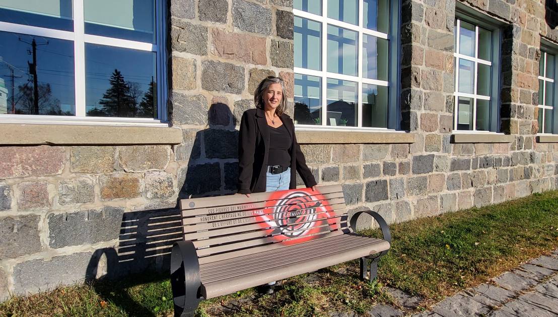 L’histoire de l’édifice Amable-Bélanger devient l’inspiration d’œuvres des Fous du français L’artiste Chantal-Jane Garant. Photo de courtoisie.