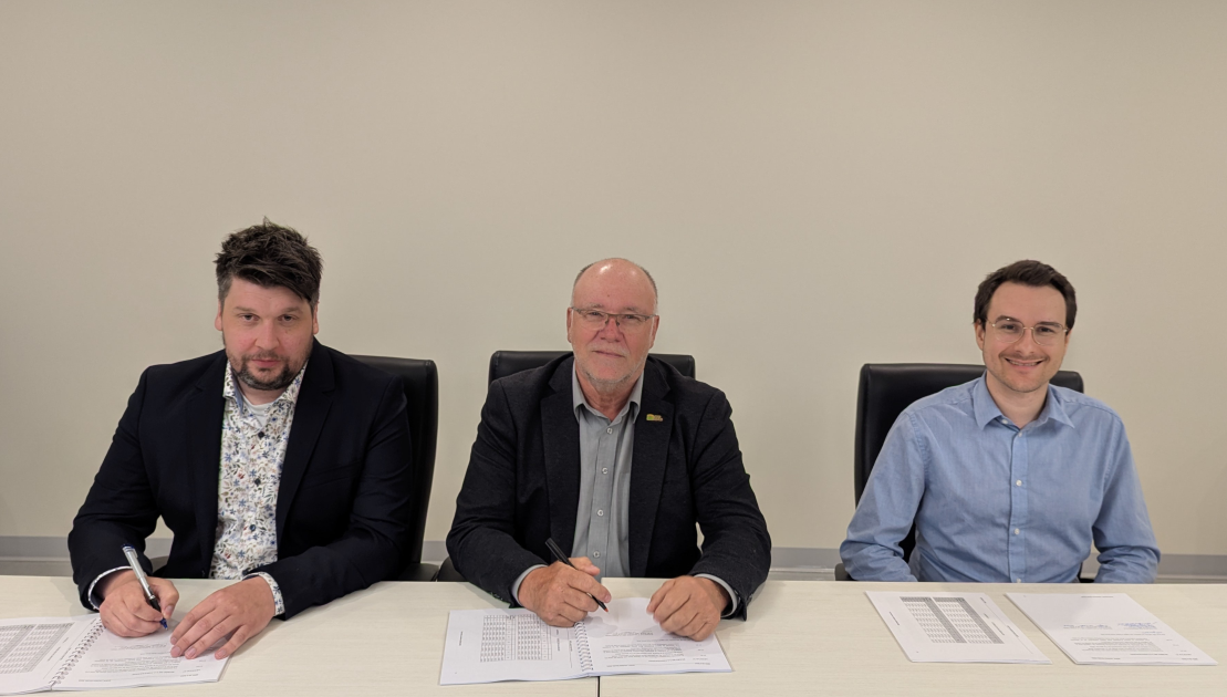 La MRC de L’Islet s’entend avec ses employés syndiqués Frédéric Corneau, directeur général et secrétaire-trésorier, Normand Caron, préfet de la MRC de L’Islet et Guillaume St-Jean, président du syndicat et aménagiste. (Photo de courtoisie)