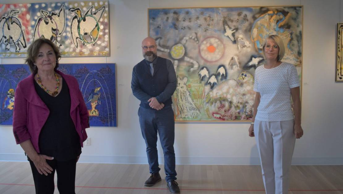 Riopelle sera de retour à Montmagny Mme Huguette Vachon, commissaire de l’exposition, M. Jocelyn Landry, directeur général de la Bibliothèque de Montmagny et Mme Sonia Godbout, présidente de la Corporation de la Bibliothèque de Montmagny, lors du vernissage de l’exposition Riopelle à l’été 2021.