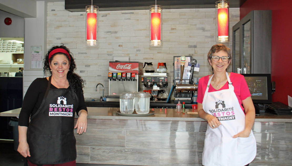 Campagne publicitaire pour encourager la population à manger dans les restaurants d'ici Isabelle Normand, directrice de la SDÉ de Montmagny, et Mireille Thibault, directrice générale du CAE Montmagny-L’Islet. (Photo de courtoisie)