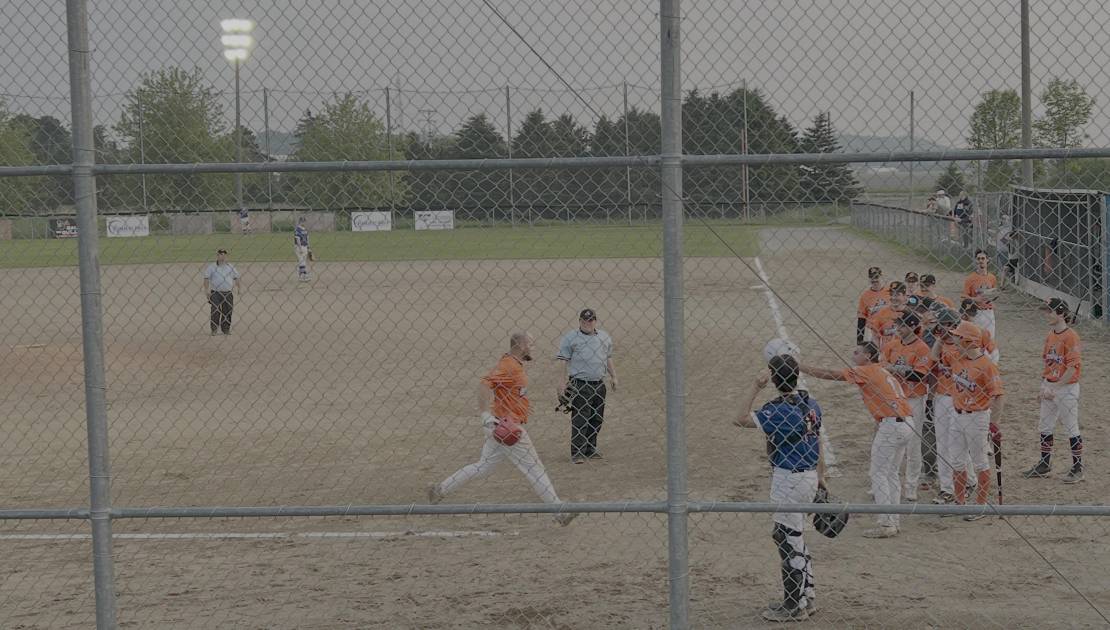 Les Monarques s’inclinent contre les champions en titre du junior AA Les joueurs célèbrent le premier coup de circuit de la saison de Justin Landry-Lecompte en 4e manche.